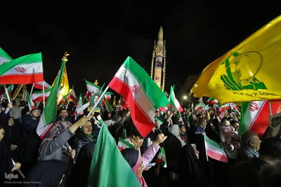 نمایش اقتدار موشکی ایران در موج 52 شیرازی ها