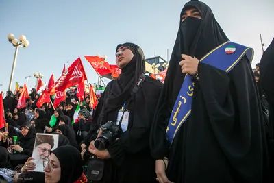اقامه نماز بر پیکر مطهر رهبر شهید و خانواده ایشان به امامت آیت‌الله العظمی سبحانی 