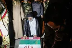 حجت الاسلام موسوی فرد، نماینده ولی فقیه در خوزستان بر پیکرهای شهیدان «قاسم بلند» و  «عبدالرضا حمودی»