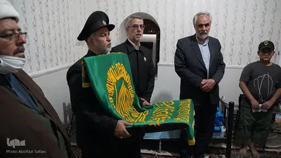پرچم سبز حرم مطهر رضوی بر بالین مصدومان سانحه طبس