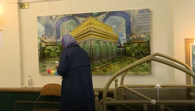 Vorbereitung auf Monat Ramadan durch Reinigung und Staubwischen
