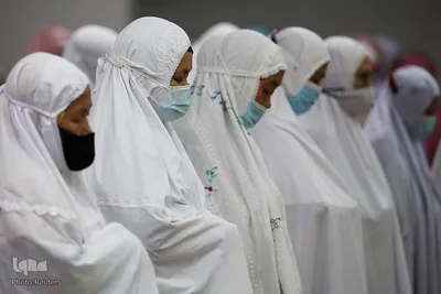 زنان ماسکدار مسلمان در اولین روز ماه رمضان در "کوالالامپور" مالزی نماز می‌خوانند