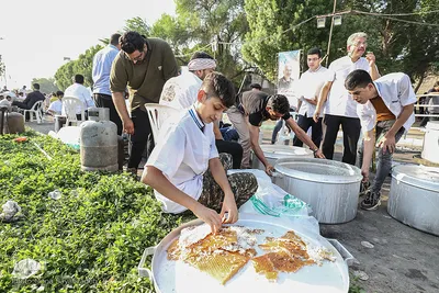 توزیع بسته‌های غذایی طرح «ضیافت علوی» در اهواز 