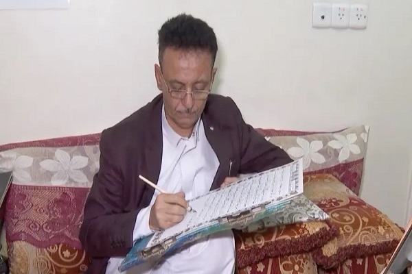 بخط يده.. خطاط يمني يحافظ على تقليد كتابة المصحف الشريف
