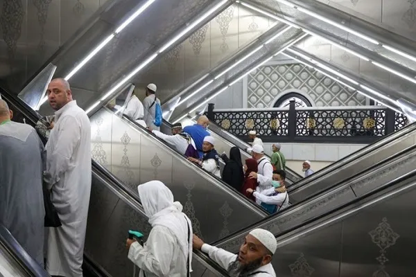 الحجاج يزورون 