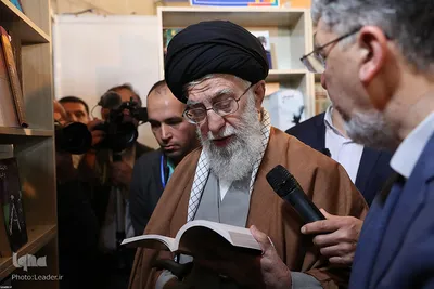 بازدید رهبر انقلاب اسلامی از نمایشگاه کتاب تهران