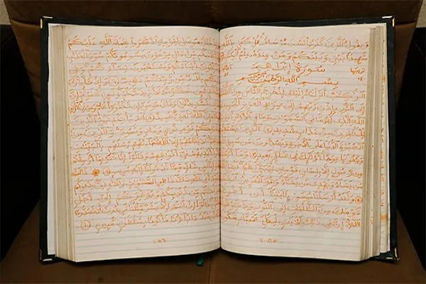 ابتکار بانوی عراقی در خوشنویسی قرآن با آب زعفران