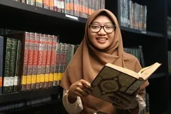 Cinta Al Quran, Hafidzah Ini Sabet Gelar Wisudawan Terbaik
