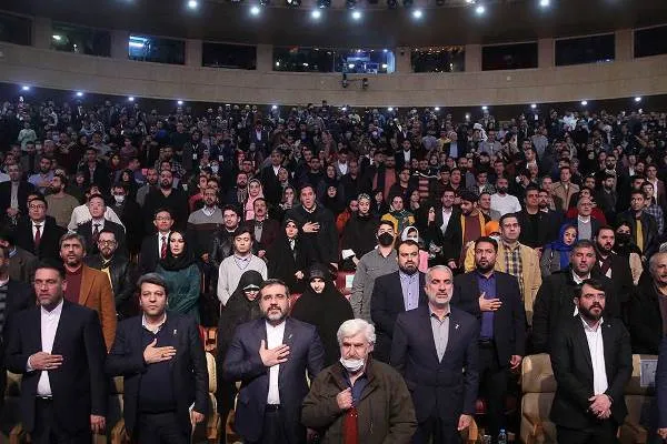 لطیفی جایزه «غریب» را به دختر شهید بروجردی اهدا کرد