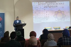 شرح مكانة النسخ القرآنیة القديمة في مؤتمر إسطنبول