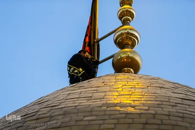 برافراشتن پرچم حرم امام حسین (ع) بر گنبد کربلای ایران