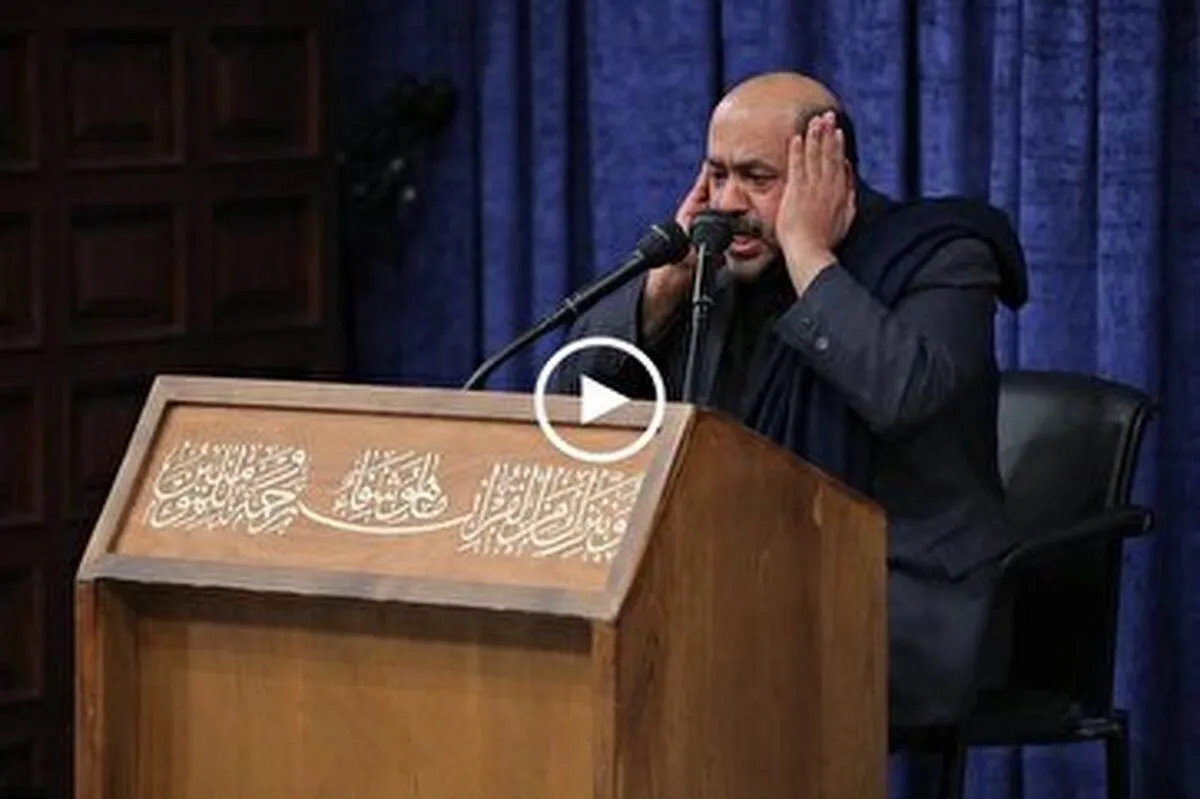 Qari Karim Mansouri akisoma aya kwenye Khitma ya Qur'ani ya 'Mashahidi wa Huduma' Iran