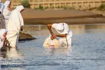 مراسم غسل تعمید منداییان در کنار رودخانه کارون
