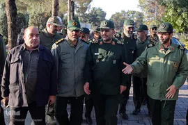 مراسم غبار روبی گلزار شهدای بهشت زهراء توسط بسیجیان
