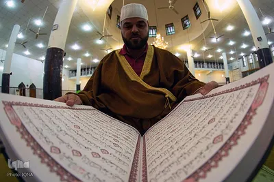 یک عضو خیریه جوانان مسلمان پاکستانی در حال توزیع غذا در بروکلین نیویورک

