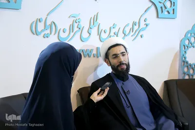 حجت الاسلام و المسلمین مصطفی رستمی، رئیس نهاد نمایندگی مقام معظم رهبری در دانشگاه‌ها در غرفه ایکنا در آخرین روز بیست و هفتمین نمایشگاه بین‌المللی قرآن کریم