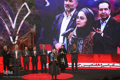 نرگس آبیار برنده بهترین کارگردانی برای فیلم شبی که ماه کامل شد در اختتامیه سی‌وهفتمین جشنواره فیلم فجر