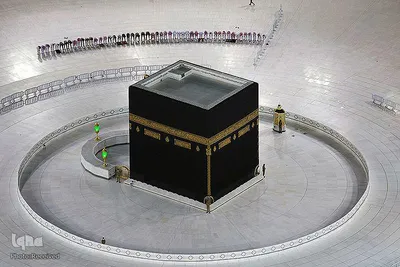 اقامه نماز در کنار کعبه با حفظ فاصله اجتماعی
