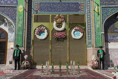 آیین تعویض پرچم گنبد حرم مطهر رضوی