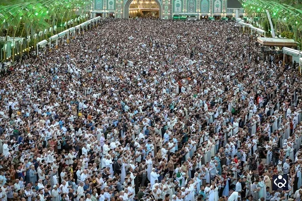 مسلمو العراق يؤدون صلاة عيد الفطر في كربلاء + صور