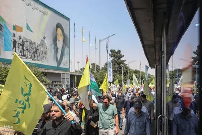 تهرانی‌ها پس از نماز جمعه در محکومیت تهاجم اسرائیل به خیابان‌ها آمدند”