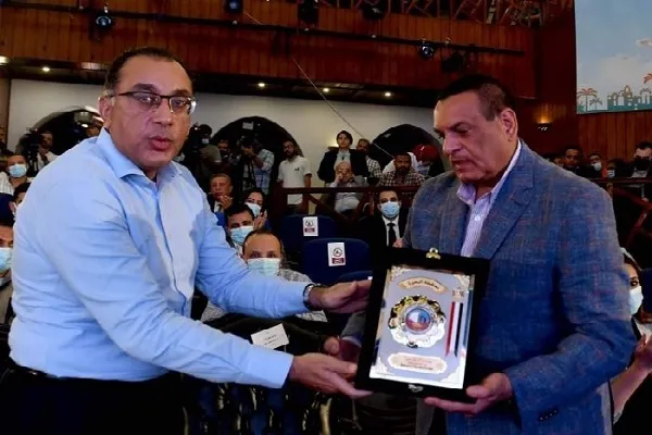 اهداء المصحف الشريف لرئيس الوزراء المصري