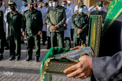 اهتزاز پرچم متبرک به نام امام حسین(ع) در بین‌الحرمین شیراز‎‎