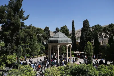 بازدید مسافران نوروزی از آرامگاه حافظ‎‎