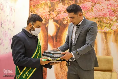 هدیه خادمان حرم شاهچراغ به زوج ها در روز ازدواج