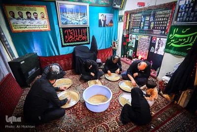 پس از چهل و پنج روز در دهه دوم ایام فاطمیه بچه های محل در خانه پدر طلبه روحانی که محل برگزاری هیئت هفتگی می باشد جمع می شوند و گندم ها را پاک می کنند.