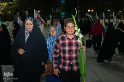 آیین عطرافشانی و گلباران مزار مطهر شهدا در اصفهان