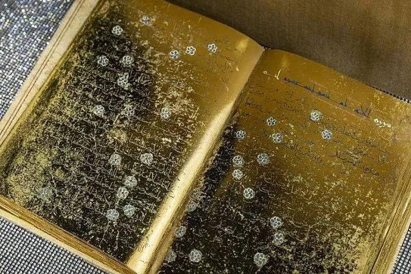 القرآن الذهبي..صفحات من الذهب الخالص تزيّن أرجاء 