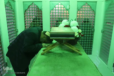 غبارروبی آستان مقدس امامزاده محمد‌عابد(ع) اراک/عکاس:زهرا بهرامی