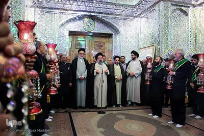غبارروبی مضجع شريف حضرت سيدعلاءالدين حسين‌بن موسي‌الكاظم(ع)