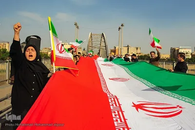 زنجیره انسانی در محکومیت تهدیدات حمله به پل‌ها و نیروگاه‌ها در اهواز
