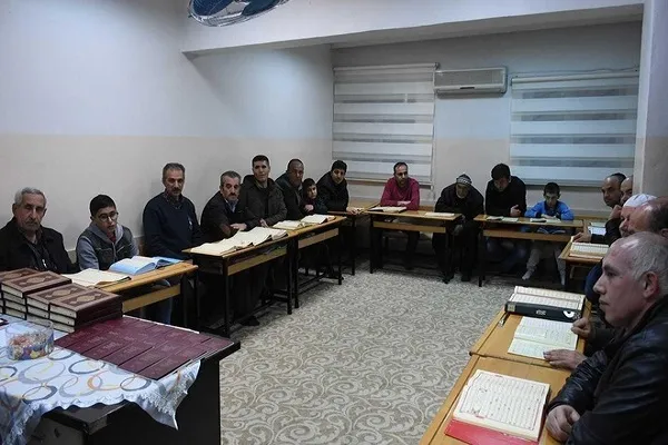 Gece açılan Kur'an kursuna her yaştan büyük ilgi