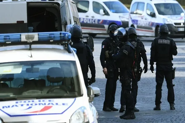 جريحان بإطلاق نار أمام مسجد في مدينة 