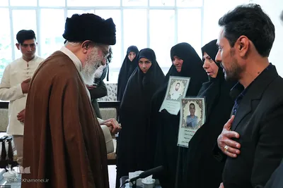 دیدار خانواده‌های دو شهید نیروی انتظامی با رهبر انقلاب