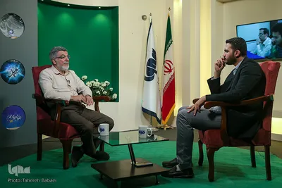 خبرنگاران مشغول کارند