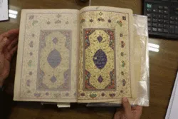 عرض مخطوطة قرآنية عمرها 400 سنة في إیران