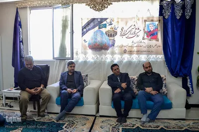 دیدار رئیس جهاددانشگاهی فارس با خانواده شهید حادثه حرم شاهچراغ(ع)