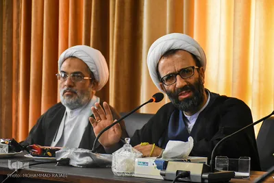حجت‌الاسلام و المسلمین علیرضا سلیمی نماینده مردم محلات و دلیجان در مجلس شورای اسلامی و حجت‌الاسلام و المسلمین مهدی ربانی امام جمعه محلات در گرذهمایی قرآنیان محلات