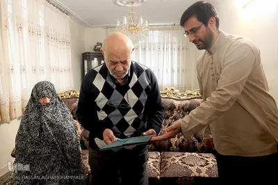 تقدیر جامعه قرآنی از پدر و مادر شهیدان عباس و جواد سلیمانی