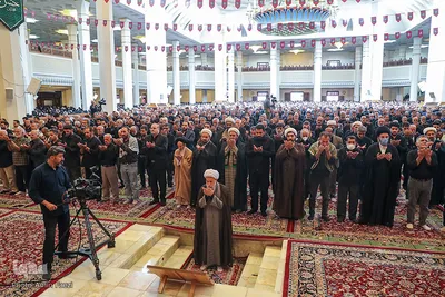 نماز ظهر عاشورا در شبستان امام خمینی(ره)‎ حرم شاهچراغ(ع)
