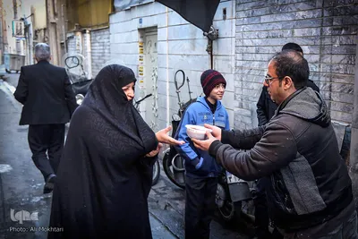 با طلوع آفتاب ظرف های کوچک سمنو بین اهالی محل  پخش می شود.