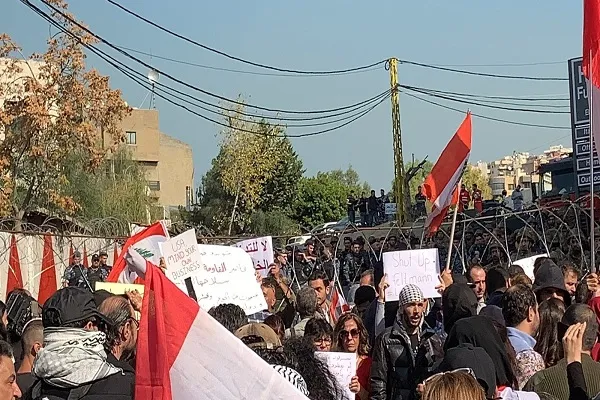 لبنان: تظاهرة أمام السفارة الأميركية تنديداً بدور واشنطن في تعميق الأزمة