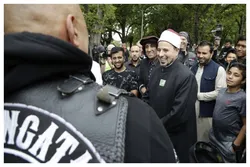 Kostenlose Koran-Exemplare an Besucher verteilt