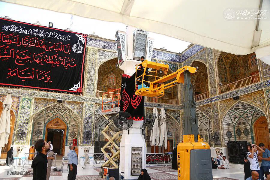 نشر معالم الحزن والسواد في مرقد الإمام علي(ع) إستعداداً لاستقبال محرم