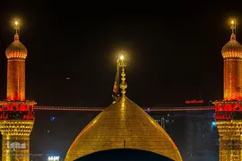 برافراشتن قرآن کریم همزمان با تعویض پرچم گنبد امام حسین(ع)