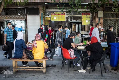 خیابان طالقانی و میز ناهارخوری کنار خیابان! با آغاز کرونا بسیاری از فست فودها و غذاخوری ها در مکان باز صندلی برای مشتریان خود گذاشته اند که نسبت به فضای بسته آلودگی کمتری داشته باشد ولی غافل از آنکه همین هوای باز نیز مستعد جذب و شیوع بیماری است.